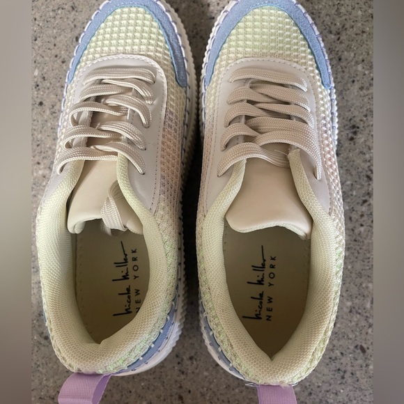 Nicole Miller NWOT Women’s Brita Beige Mist Crochet Sneakers Size 8 - Picture 6 of 9